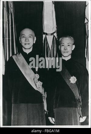 1955 - neu ernannte Premier der Republik von China; Chen Cheng, wer gerade Premier der Republik China gewählt wurde ist mit Präsident Chiang Kai-Shek, 1955 gesehen, als Chen Cheng Vizepräsident der Republik China in Taipei, Taiwan gewählt wurde. © Keystone Bilder USA/ZUMAPRESS.com/Alamy Live-Nachrichten Stockfoto