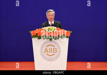 Peking, China. 16. Januar 2016. Jin Liqun, erster Präsident der asiatischen Infrastruktur Investment Bank (AIIB) Adressen die Eröffnungsfeier in Peking, Hauptstadt von China, 16. Januar 2016. Bildnachweis: Xie Huanchi/Xinhua/Alamy Live-Nachrichten Stockfoto