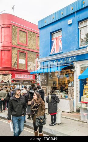 Besucher Portobello Road Market vor Chloe Alberry speichern, Portobello Road, Notting Hill, London, england Stockfoto