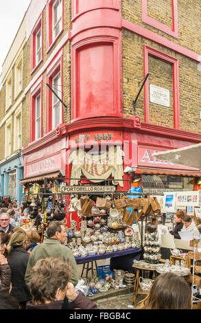 Besucher Portobello Road Market vor Alice´s speichern, Portobello Road, Notting Hill, London, england Stockfoto