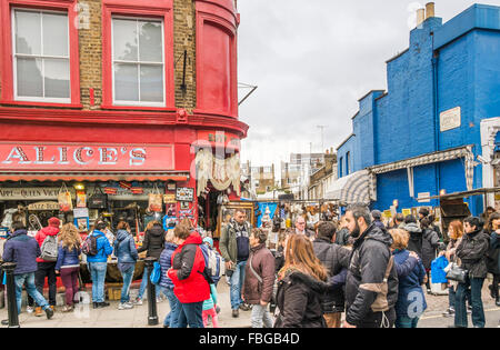 Besucher Portobello Road Market vor Alice´s speichern, Portobello Road, Notting Hill, London, england Stockfoto
