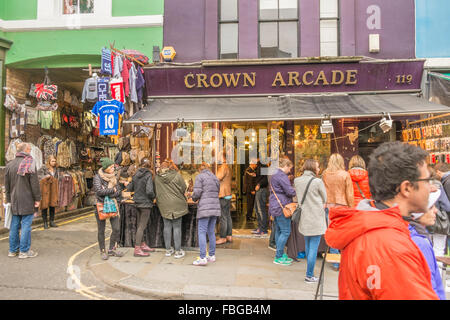 Besucher Portobello Road Market vor Krone Arcade-speichern, Notting Hill, London, england Stockfoto