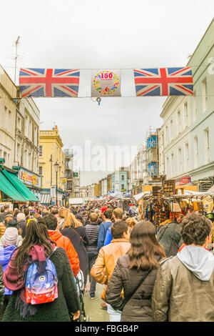 Besucher, Union Jacks und 150 Jahre Portobello und Golborne vermarkten Banner, Notting Hill, London, england Stockfoto