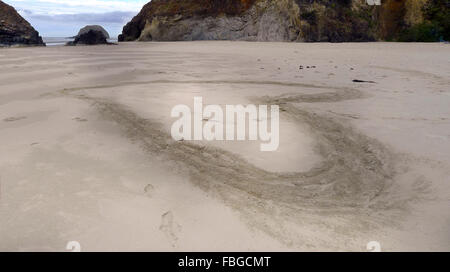 Seelenverwandten, schafft große Herzen in den Sand geschrieben eine 3D Ansicht einer zeitlos schönen Liebe Stockfoto