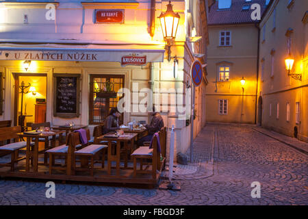 Prag Restaurant U Zlatych Nuzek bei Nacht Blick, Kampa Insel Prag Atmosphäre Tschechische Republik Stockfoto