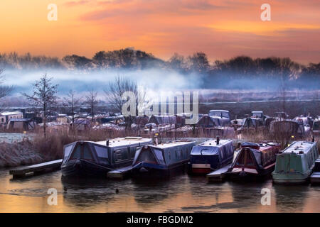 Schornsteine im Winter, Burscough, Lancashire, UK. 16. Januar, 2016 UK Wetter. Am frühen Morgen niedrig liegenden Rauch als Bewohner an der St Mary's Marina in Rufford Licht ihre Brände. Temperaturen deutlich unter dem Gefrierpunkt während Was sagen Meteorologen der kältesten Nacht des Winters bisher gefallen. Stockfoto