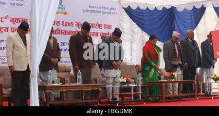 (160116)--KATHMANDU, 16. Januar 2016 (Xinhua)--nepalesischen Präsident Bidhya Devi Bhandari (4. R) ist eine Hommage in Erinnerung an die Opfer des Erdbebens in der Startschuss-Zeremonie von einem Wiederaufbau-Programm an Ranipokhari in Kathmandu, Nepal, 16. Januar 2016. Eine nationalen Wiederaufbaus Mega-Kampagne wurde offiziell ins Leben gerufen in Nepal am Samstag, neun Monate nach den 25 April massive Erdbeben und Nachbeben, die Hunderte von Tausenden links obdachlose Menschen und Millionen von Häuser beschädigt. Das Programm wurde auch anlässlich der 18. Erdbeben-Sicherheitstag in Gedenken an die Verwüstungen durch 19 organisiert Stockfoto