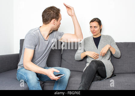 Mann und Frau in einem Bus mit einem Kampf Stockfoto