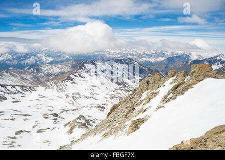 Panoramablick auf hohe Berggipfel und schneebedeckte Grate in großer Höhe in die italienische französische Alpenbogen. Malerischen Himmel und cl Stockfoto