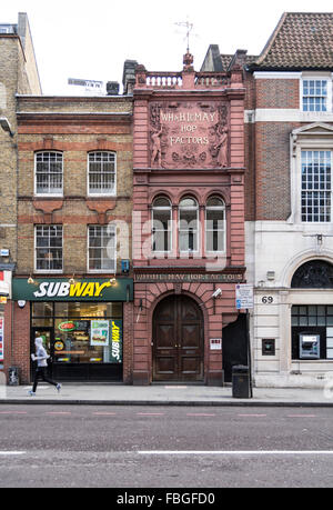 Ein Jogger am frühen Morgen führt vorbei an einem Subway Sandwich-Shop im Borough High Street, London Southwark Stockfoto