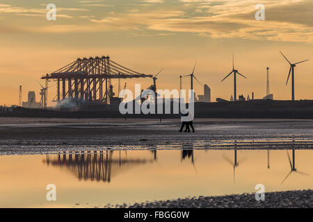 Ein paar gefangen zu Fuß eines morgens am Strand von Crosby in der Nähe von Liverpool. Stockfoto