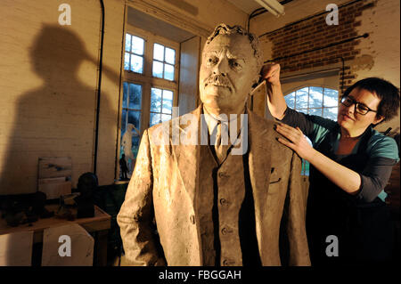 Bildhauer Hazel Reeves arbeitet an der Statue von Sir Nigel Gresley, der Designer der Flying Scotsman für Kings Cross Station. Stockfoto