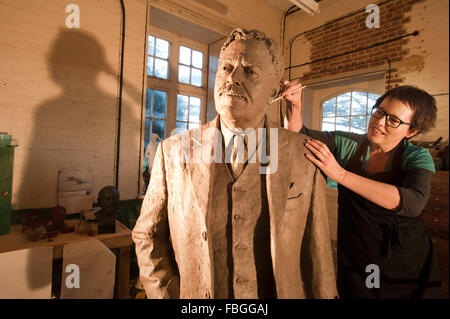 Bildhauer Hazel Reeves arbeitet an der Statue von Sir Nigel Gresley, der Designer der Flying Scotsman für Kings Cross Station. Stockfoto