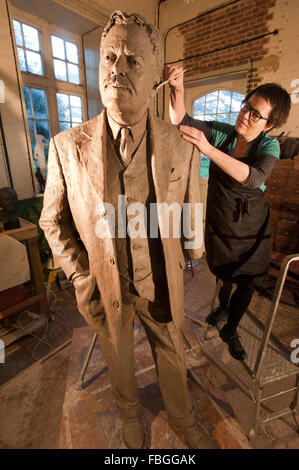 Bildhauer Hazel Reeves arbeitet an der Statue von Sir Nigel Gresley, der Designer der Flying Scotsman für Kings Cross Station. Stockfoto