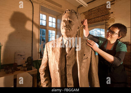 Bildhauer Hazel Reeves arbeitet an der Statue von Sir Nigel Gresley, der Designer der Flying Scotsman für Kings Cross Station. Stockfoto