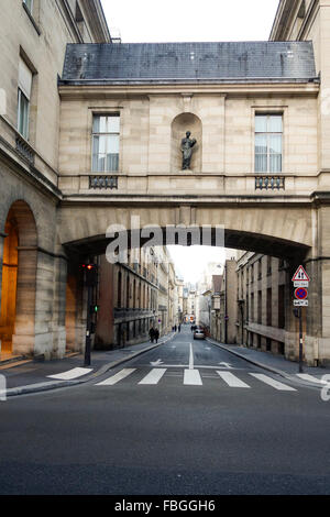 Fußgängerweg zwischen zwei Gebäuden in Paris, Frankreich. Stockfoto