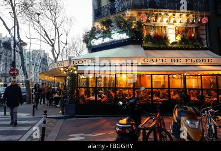 Terrasse des Cafe de Flore in Saint-Germain-des-Prés im Abendlicht, Paris, Frankreich. Stockfoto