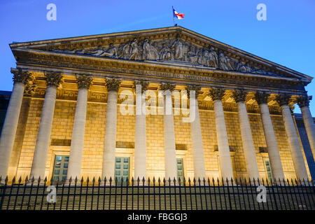 Palais Bourbon, Nationalversammlung, Assemblée Nationale, Gebäude, in der Abenddämmerung, Paris, Frankreich. Stockfoto