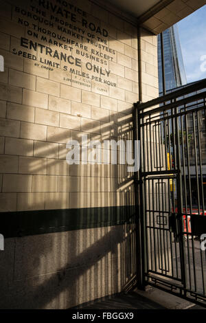 Schatten am Eingang zum Borough Market, Borough High Street, London, SE1, England, Uk Stockfoto
