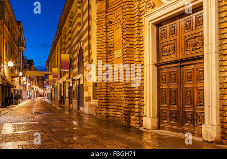 Nassen gepflasterten Fußgängerzone Abend in Alba, Piemont, Norditalien. Stockfoto