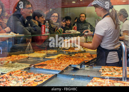 Menschen in typischen Pizzeria Pizza in Alba, Italien zu kaufen. Stockfoto