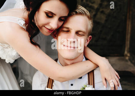 Stützte sich auf den Bräutigam Braut Stockfoto