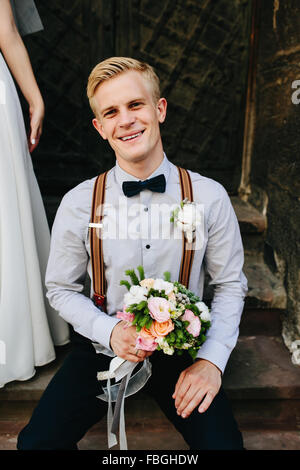 Braut, sitzen auf Steinstufen Stockfoto