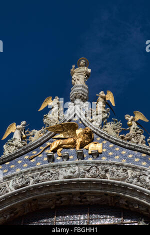Die detaillierte Architektur der Basilika San Marco in Venedig, Veneto, Italien. Stockfoto