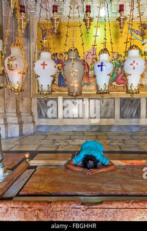 Gebet am Stein der Salbung am Eingang der Kirche des Heiligen Grabes in Jerusalem. Stockfoto