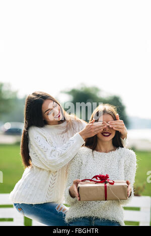 Zwei schöne Mädchen und Geschenk Stockfoto