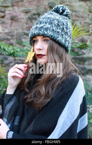 Schöne Teenager-Mädchen im Herbst hält eine goldene Ahornblatt Stockfoto