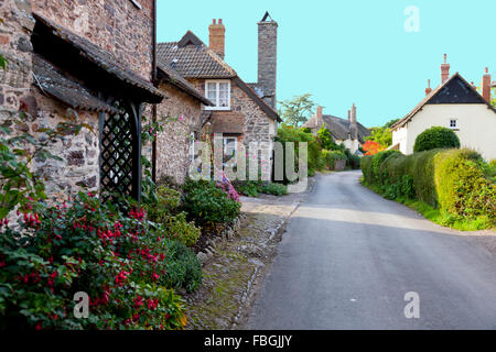 Ferienhäuser auf dem Holnicote Landgut in dem Dorf Bossington, Somerset, England, UK Stockfoto