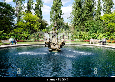 Die Triton-Brunnen in den Gärten der Königin Mary im Regents Park, London, UK Stockfoto