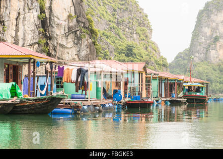 Schwimmendes Dorf, Halong Bucht, Vietnam Stockfoto