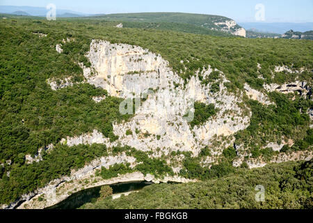 Die Ardèche mit Canoists in den Schluchten der Ardèche, Frankreich Stockfoto