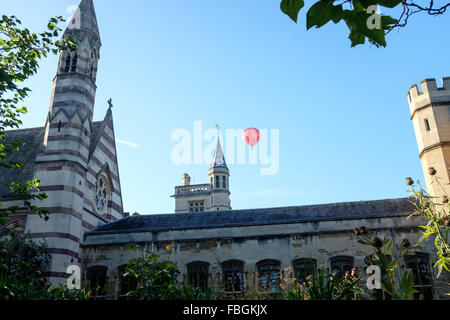 Jungfrau-Heißluftballon gesehen von Viereck des Balliol College, Oxford, UK Stockfoto