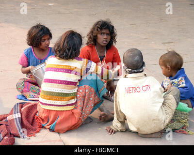 Gruppe von Obdachlosen Kinder sitzen auf der Straße in Indien Stockfoto