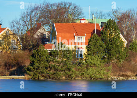 Karlskrona, Schweden - 13. Januar 2016: Viele Häuser liegen in der Nähe von Wasser und Natur in der Küstenstadt Reiseziel von Karlskrona. Er Stockfoto