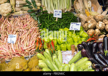 Auswahl an Gemüse auf einem Markt in Istanbul, Türkei Stockfoto