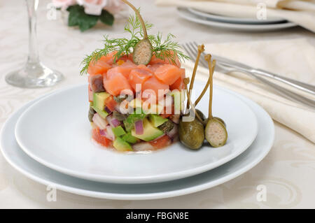 gesalzene Lachstartar mit Avocado und Kapern Stockfoto