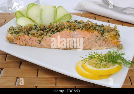 Gebackener Lachs mit würziger Kruste mit Parmesan Stockfoto