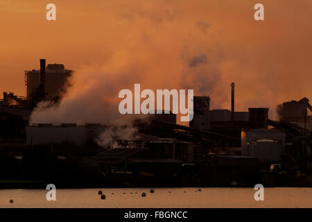 Tata Steel funktioniert, Port Talbot, South Wales, UK. 16. Januar 2016. Morgendämmerung über Tata Steel funktioniert, Port Talbot, läutet eine schwierige Woche voraus mit vielen Arbeitsplätzen vorhergesagt. Ankündigungen werden so früh wie Montag, mit bis zu 800 Stahlarbeiter Hafen-erwartet, ihren Arbeitsplatz zu verlieren. Bildnachweis: Haydn Denman/Alamy Live-Nachrichten Stockfoto