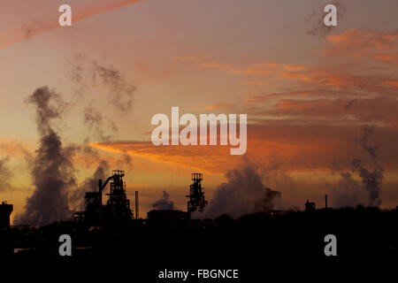 Tata Steel funktioniert, Port Talbot, South Wales, UK. 16. Januar 2016. Morgendämmerung über Tata Steel funktioniert, Port Talbot, läutet eine schwierige Woche voraus mit vielen Arbeitsplätzen vorhergesagt. Ankündigungen werden so früh wie Montag, mit bis zu 800 Stahlarbeiter Hafen-erwartet, ihren Arbeitsplatz zu verlieren. Bildnachweis: Haydn Denman/Alamy Live-Nachrichten Stockfoto