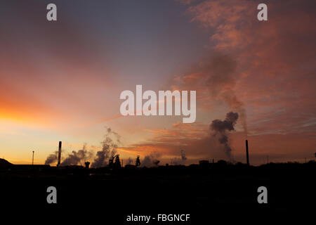 Tata Steel funktioniert, Port Talbot, South Wales, UK. 16. Januar 2016. Morgendämmerung über Tata Steel funktioniert, Port Talbot, läutet eine schwierige Woche voraus mit vielen Arbeitsplätzen vorhergesagt. Ankündigungen werden so früh wie Montag, mit bis zu 800 Stahlarbeiter Hafen-erwartet, ihren Arbeitsplatz zu verlieren. Bildnachweis: Haydn Denman/Alamy Live-Nachrichten Stockfoto