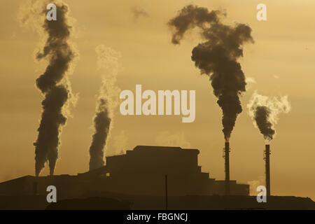 Tata Steel funktioniert, Port Talbot, South Wales, UK. 16. Januar 2016. Morgendämmerung über Tata Steel funktioniert, Port Talbot, läutet eine schwierige Woche voraus mit vielen Arbeitsplätzen vorhergesagt. Ankündigungen werden so früh wie Montag, mit bis zu 800 Stahlarbeiter Hafen-erwartet, ihren Arbeitsplatz zu verlieren. Bildnachweis: Haydn Denman/Alamy Live-Nachrichten Stockfoto