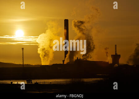 Tata Steel funktioniert, Port Talbot, South Wales, UK. 16. Januar 2016. Morgendämmerung über Tata Steel funktioniert, Port Talbot, läutet eine schwierige Woche voraus mit vielen Arbeitsplätzen vorhergesagt. Ankündigungen werden so früh wie Montag, mit bis zu 800 Stahlarbeiter Hafen-erwartet, ihren Arbeitsplatz zu verlieren. Bildnachweis: Haydn Denman/Alamy Live-Nachrichten Stockfoto
