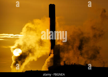 Tata Steel funktioniert, Port Talbot, South Wales, UK. 16. Januar 2016. Morgendämmerung über Tata Steel funktioniert, Port Talbot, läutet eine schwierige Woche voraus mit vielen Arbeitsplätzen vorhergesagt. Ankündigungen werden so früh wie Montag, mit bis zu 800 Stahlarbeiter Hafen-erwartet, ihren Arbeitsplatz zu verlieren. Bildnachweis: Haydn Denman/Alamy Live-Nachrichten Stockfoto