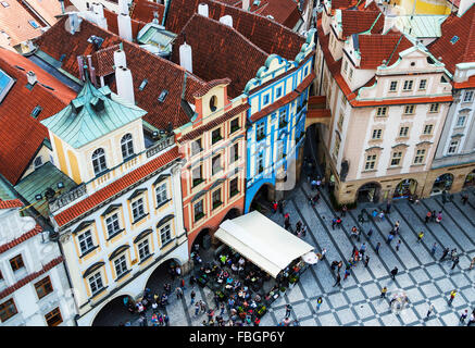 Prag, Tschechische Republik - Mai 2015: Prager Altstädter Ring mit bunten Altbauten und Masse der Touristen in Tschechien, V Stockfoto