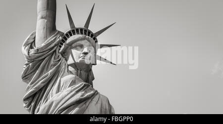 Panorama Nahaufnahme der Statue of Liberty in schwarz-weiß & einschließlich Kopf, Krone und Arm. Liberty Island, New York City Stockfoto