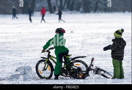 München, Deutschland. 16. Januar 2016. Zwei Kinder spielen im Schnee im englischen Garten in München, Deutschland, 16. Januar 2016. Foto: PETER KNEFFEL/Dpa/Alamy Live News Stockfoto